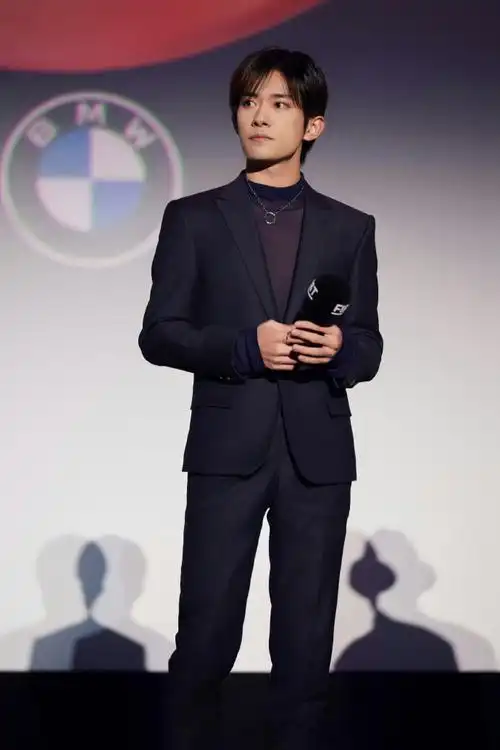 西装玺超酷的@tfboys-易烊千玺#易烊千玺电影狂野时代##四字 易烊千玺