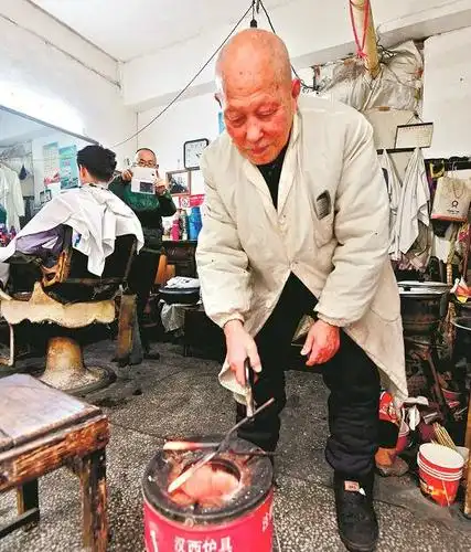耄耋理发师难舍70年"顶上功夫" 坚守近失传手艺火钳烫发