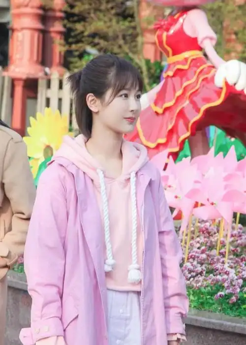 亲爱的热爱的杨紫全白造型亮相活动衬衫配阔腿裤优雅又少女