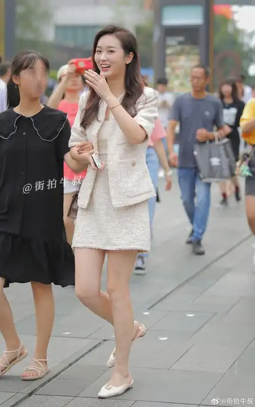 美女一身漂亮的职业裙装出街