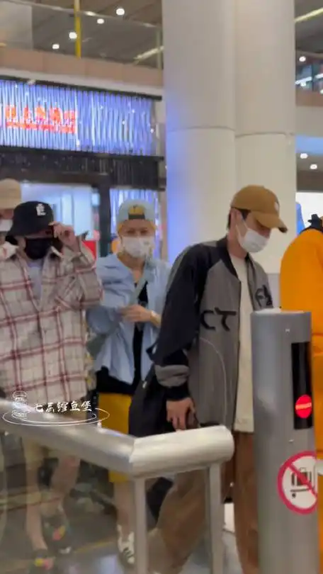 24浦东机场到达～ 金发帅哥 录制辛苦了～#鹿晗上海#七层鳕鱼堡的微博