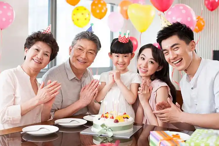 快乐家庭庆祝生日