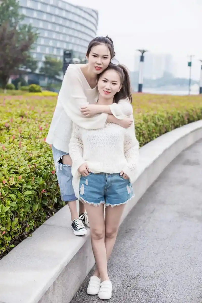 是姐姐,是妹妹,是1990跟2001,是160跟165,是相 - 抖音