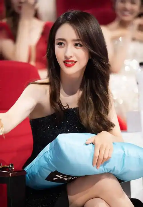 当新疆美女佟丽娅这样搭配时,朋友都说,美得很有气质_作品_角色_风格