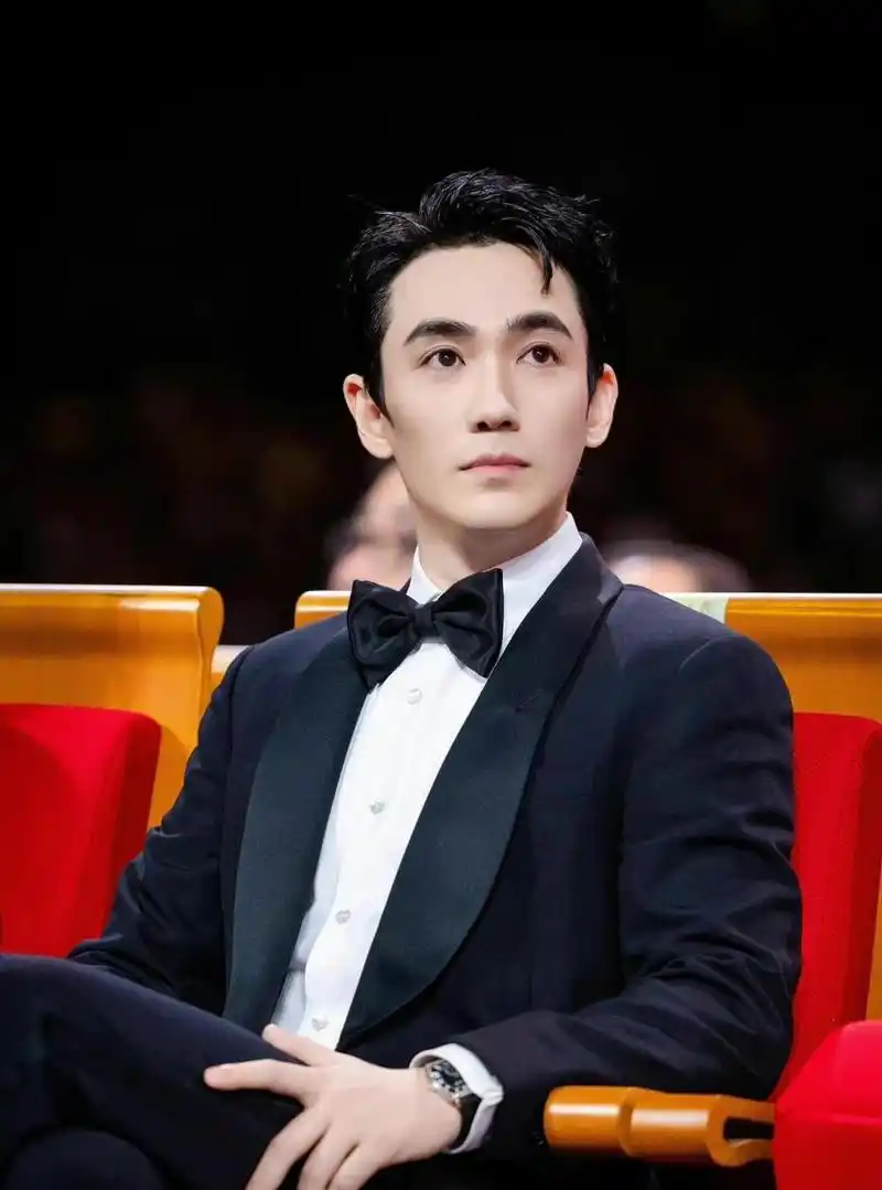 朱一龙小时候颜值高的惊人 自带贵公子气质!