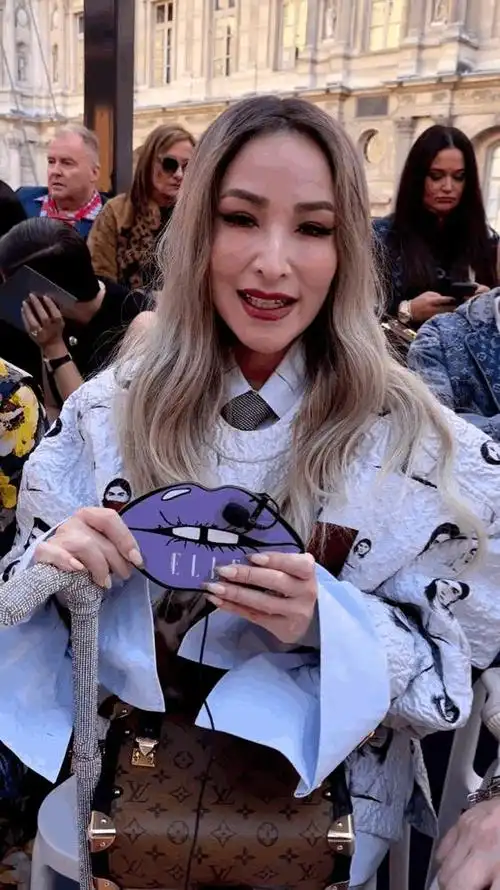 10月5日,有网友声称在巴黎卢浮宫门口看到天后萧亚轩啦!