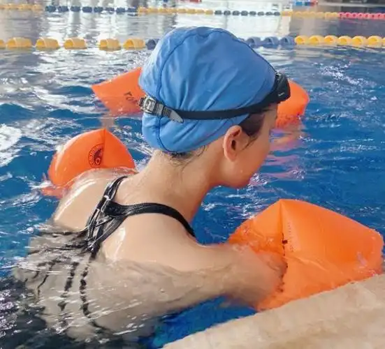 杨超越晒游泳照芙蓉出水那刻蝴蝶骨吸眼网友羡慕