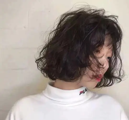 流行烫短发图片蓬松短发百搭减龄(女短发2020流行短发烫发小卷)