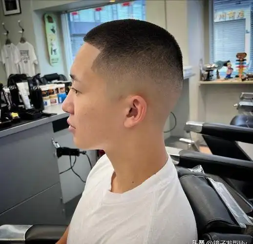 超短的小寸头是再好不过了,整头都推的短短的,最长也不过2厘米作用,很