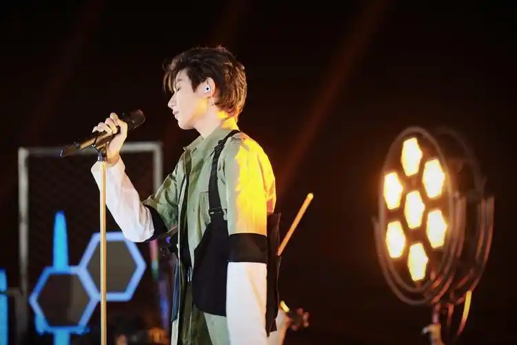 分享一组王源图片给大家,图中的明星图片壁纸会点缀你的电脑桌面,美化