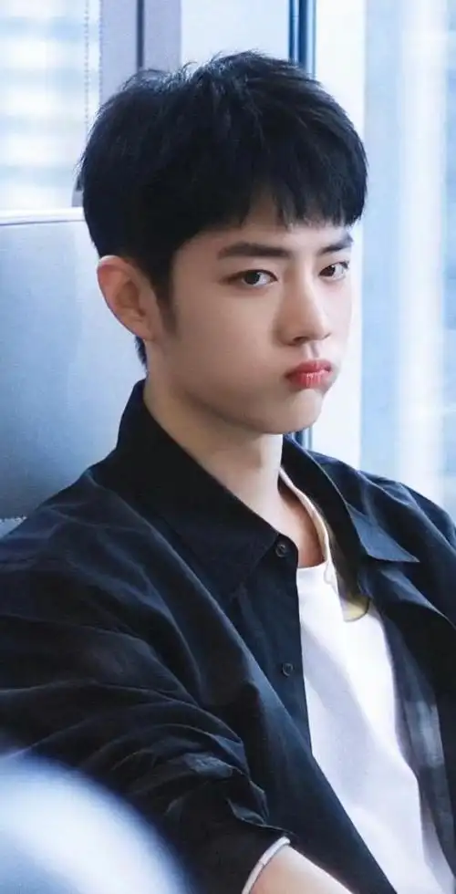 肖战喝水嘟嘴接泡泡