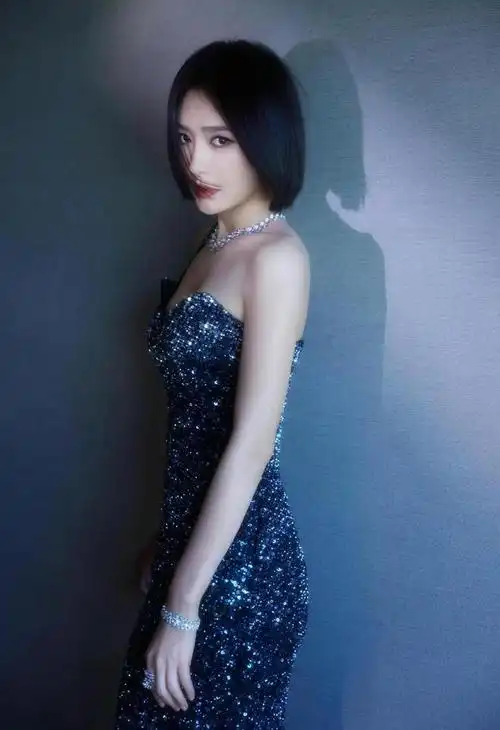 秦岚一袭深蓝色鱼尾裙秦岚身材好辣秦岚美不美