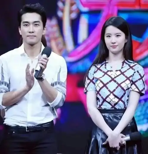 完美展现曲线身材,与路人合影没架子|娱乐圈|宋承宪|女明星_网易订阅