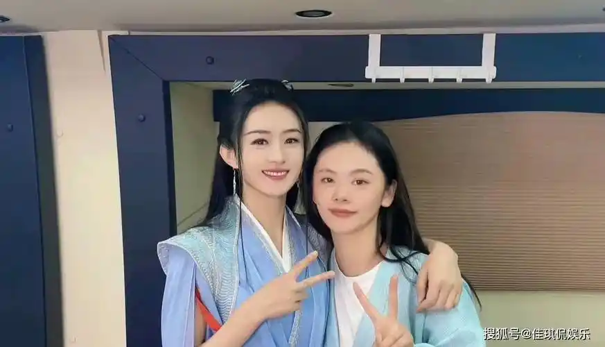 赵丽颖和替身合照两人容貌相似度好高啊能和颖宝贴贴好羡慕