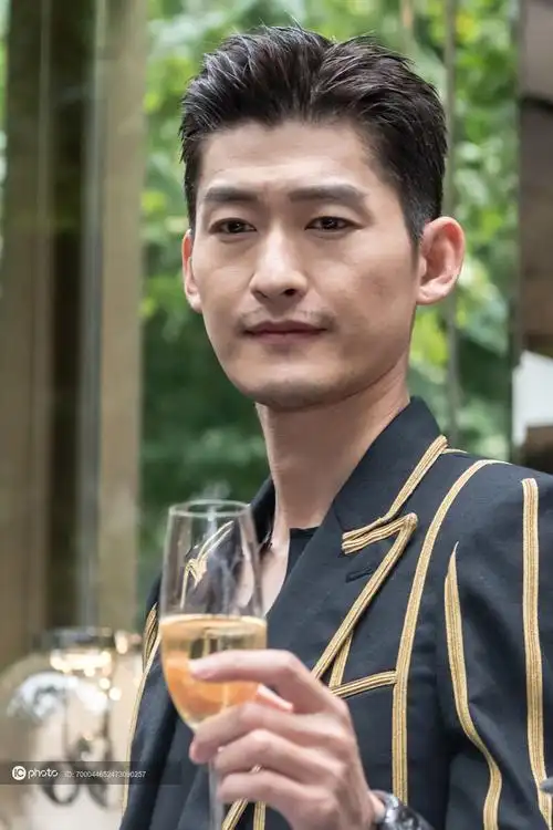 张翰"油头造型"尽显成熟 蓄胡"霸总范儿"满满