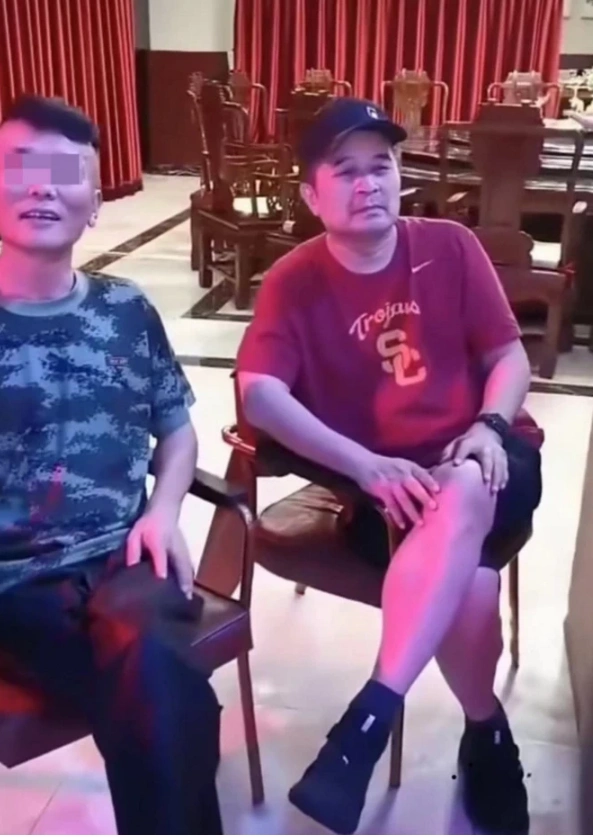 毕福剑现身饭局表情呆滞紧闭窗帘保护隐私不敢喝酒以茶相代