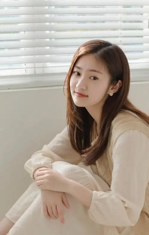 女演员汤梦佳清新温婉居家写真