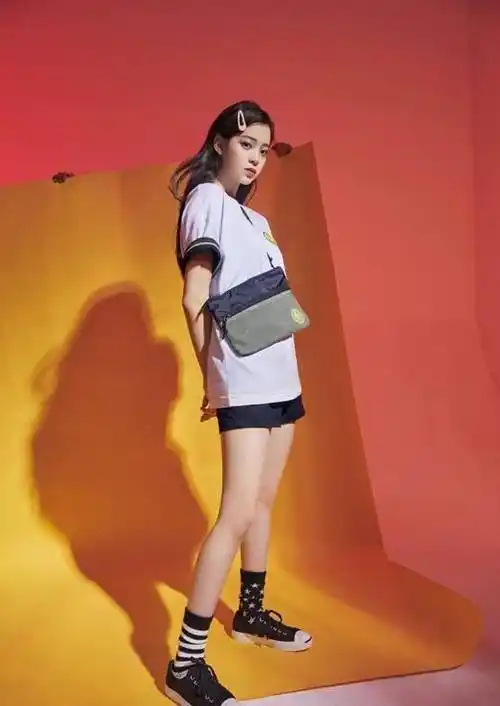 匡威代言人欧阳娜娜,演绎时尚运动风,"元气女孩"大秀高挑身材_黑色