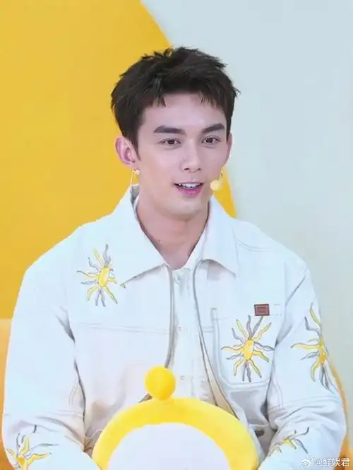 吴磊玩游戏好有趣好可爱呀,帅不过五秒,全靠队友带,被粉丝轮流举着丢