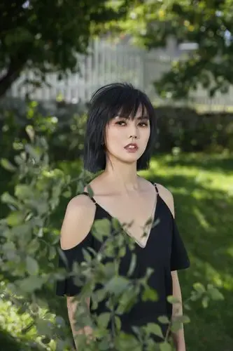 孙燕姿新歌《我很快乐》mv曝光 披白纱"落水"演出 散发成熟美