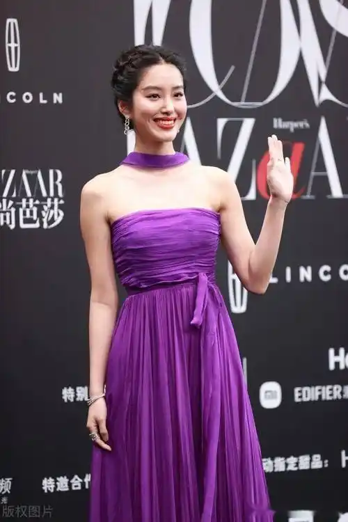 杨采钰身穿紫色挂脖飘带百褶抹胸裙自信大方