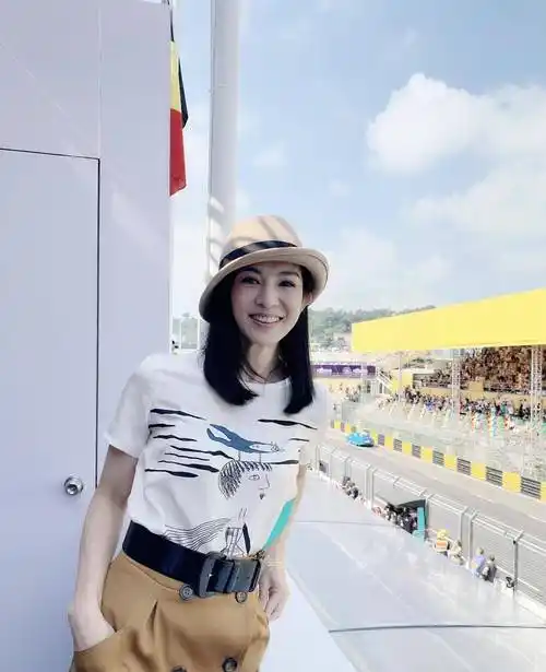 原创46岁杨采妮也放开了穿豆沙粉抹胸裙精气神十足一点不显老