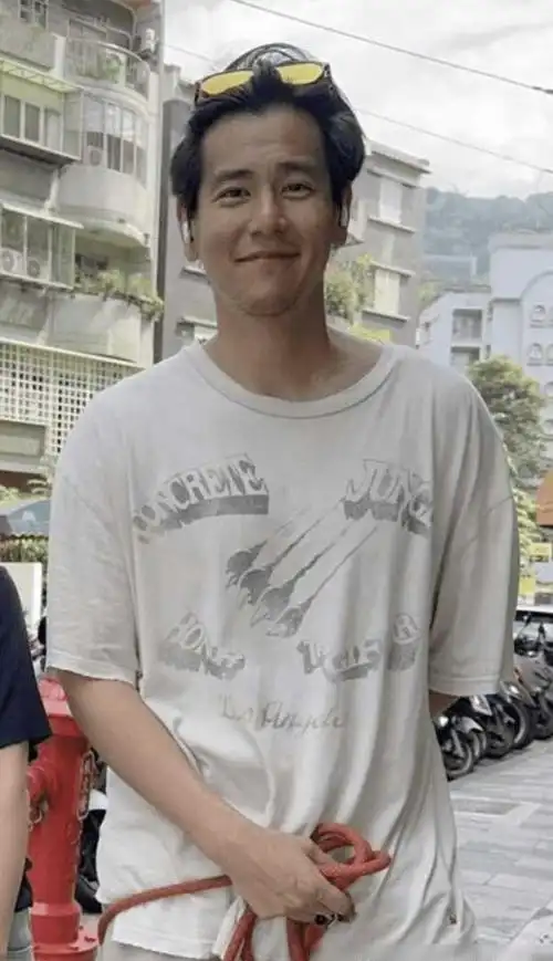 42岁彭于晏素颜遛狗被偶遇 发型随意毫无偶像包袱