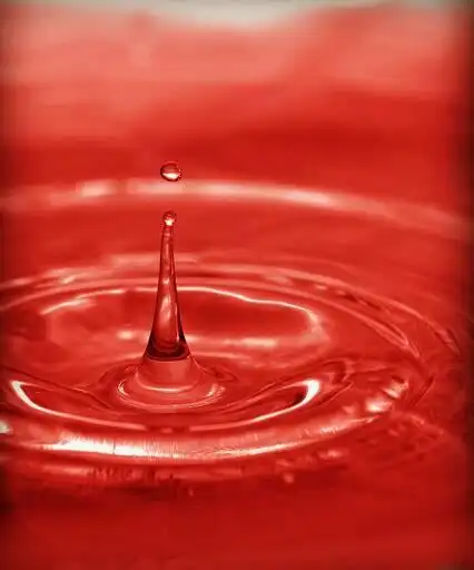 求一滴血落在水里或者黑色的背景四处溅开的图片,要显示出刚刚落下