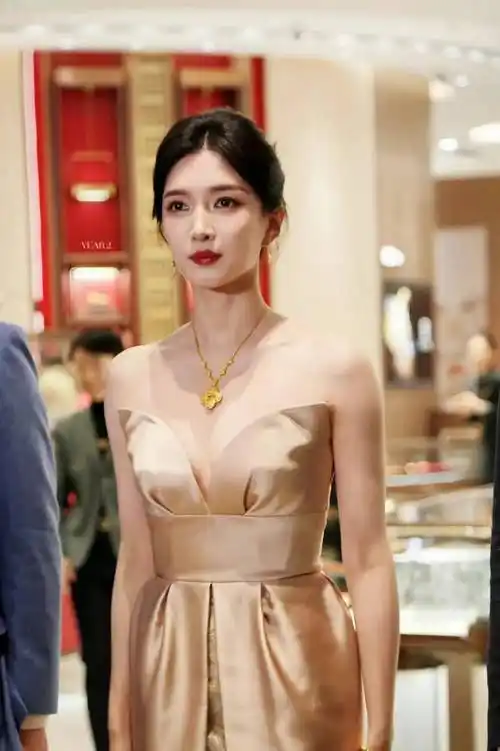 原创江疏影惊艳亮相鹅黄礼服裙展现绝美身姿优雅自信成全场焦点