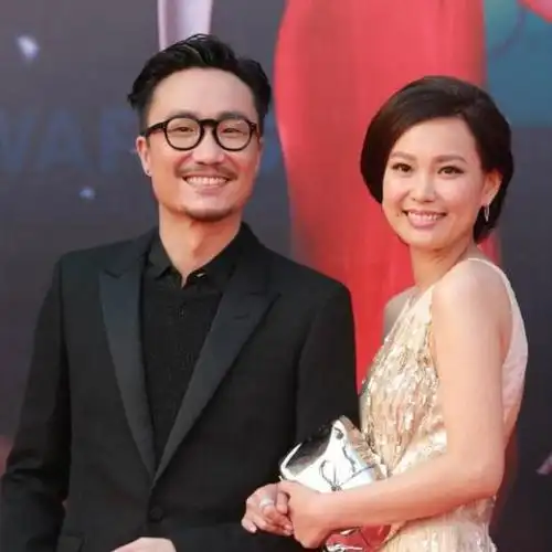 郑中基一家四口亮相,露花臂蓄胡须痞气足,妻子弯腰令其高大出镜