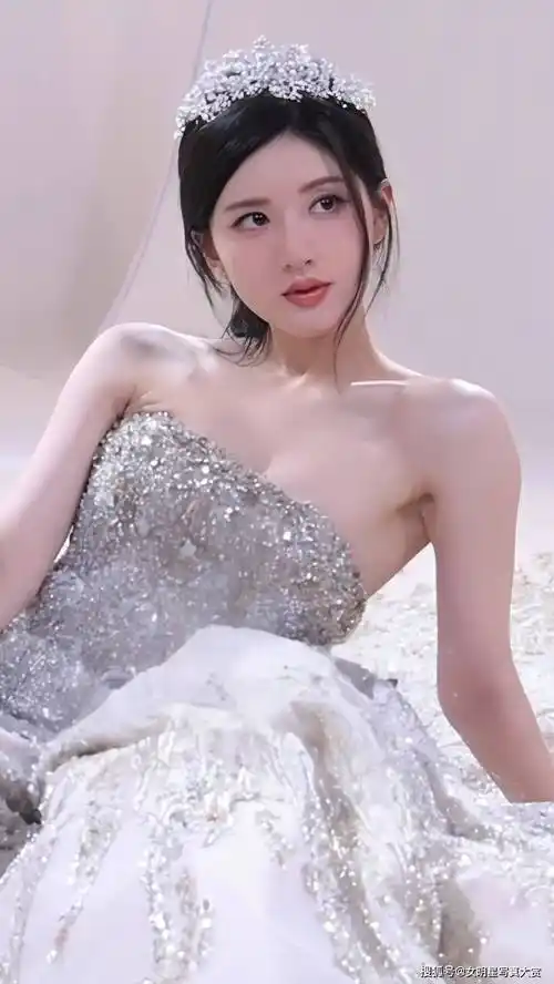 【赵露思写真美图】银色碎钻公主裙,高贵甜美,成都生日见面会_表演