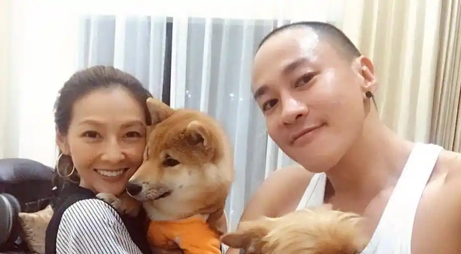 何润东夜店遇真爱,与售货员老婆恩爱14年无子女,婴儿车里放宠物_妻子