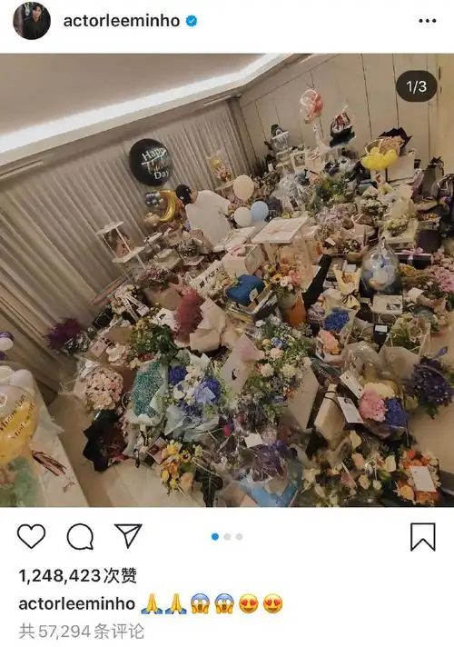 在照片中可以看到,礼物基本上是堆满了整个大客厅,有送花的,还有送