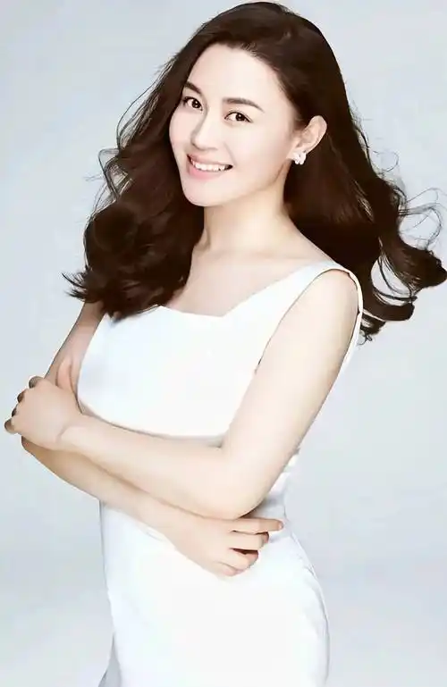 1日生于黑龙江省七台河市勃利县,五六岁时搬到辽宁省大连市金州区居住