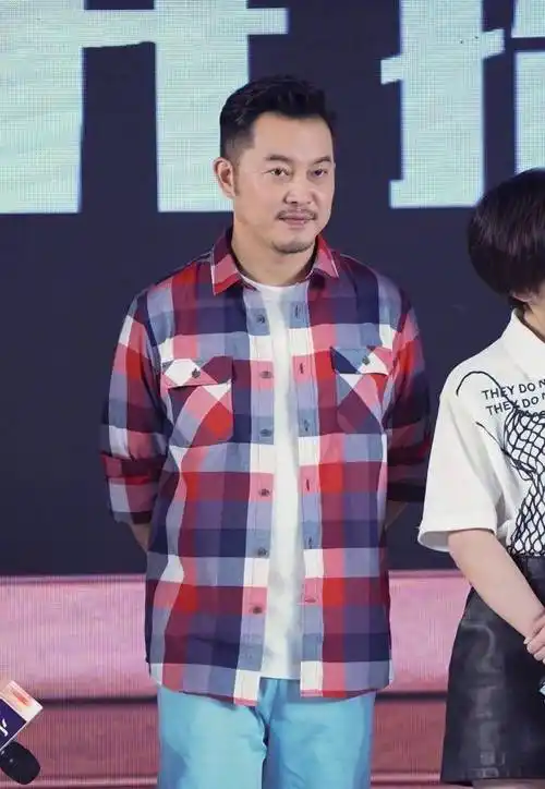 同框营业,同穿黑白裙装47岁小陶虹配红唇气场足,42岁海清优雅范_沙溢