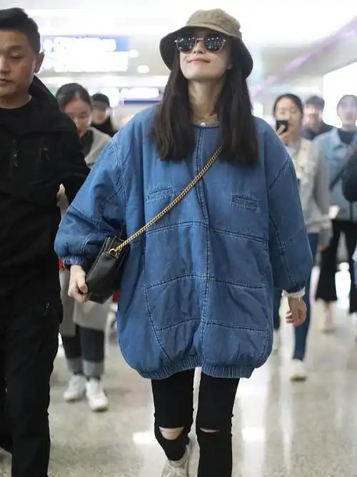31岁倪妮真是有颜任性了,套着个"布袋"走机场,这腿真羡慕不来|街拍|穿