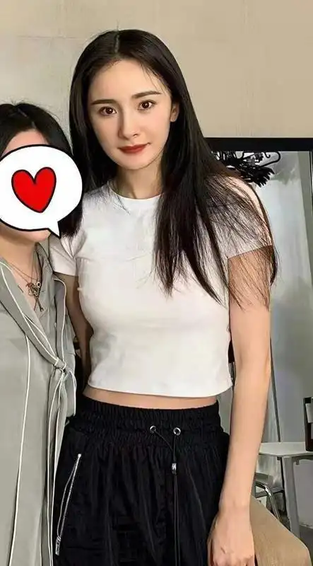 杨幂紧身短袖与粉丝合影,秀杨柳小蛮腰丰满上围颜值秒杀路人