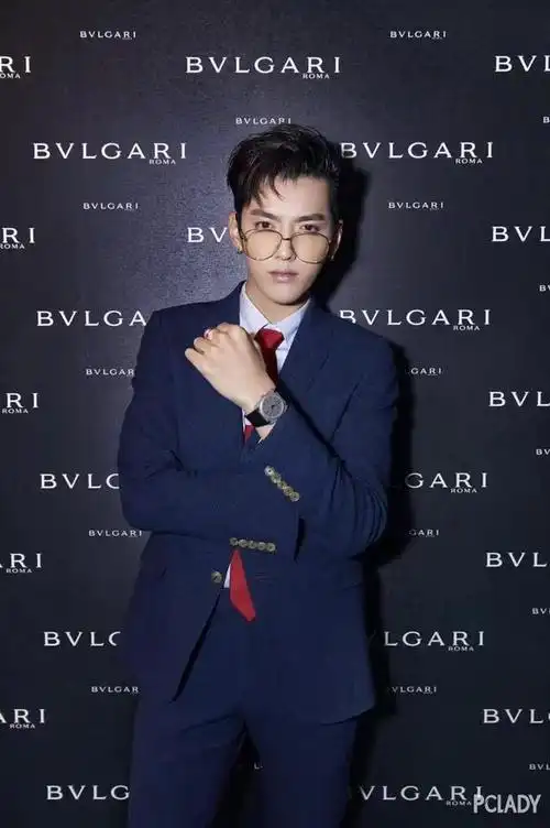 吴亦凡华丽现身lv巴黎男装秀,战袍帅到过分!