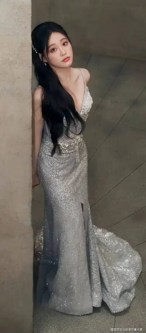 【祝绪丹性感写真壁纸】银色抹胸长裙,美人鱼般婀娜多姿_时尚_气息