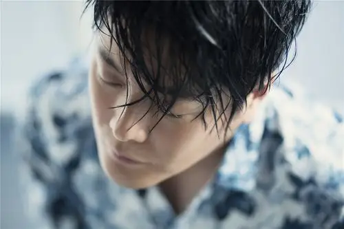 金霖时尚写真公开 忧郁眼神尽显男人味