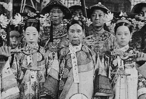 庆亲王奕劻的四格格(右一)长得十分美丽.