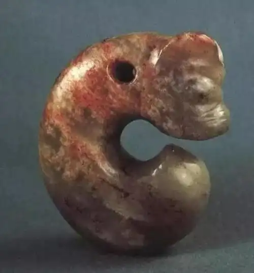 红山文化玉器之一组馆藏红山文化玉猪龙欣赏