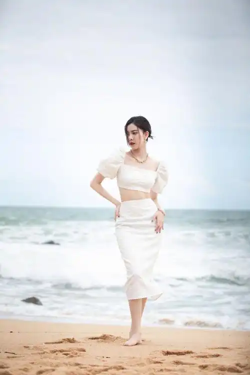 宋妍霏海边拍性感写真,抹胸裙炫紧实马甲线,全身照不小心露瑕疵