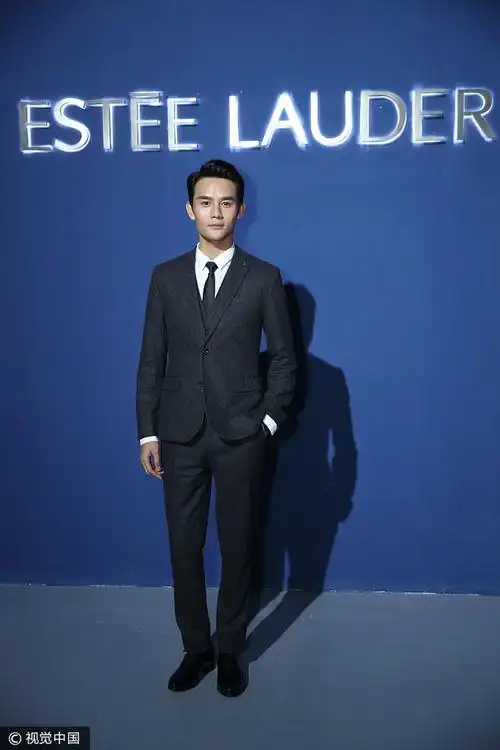 王凯黑色毛呢西服套装 漆皮皮鞋绅士有型