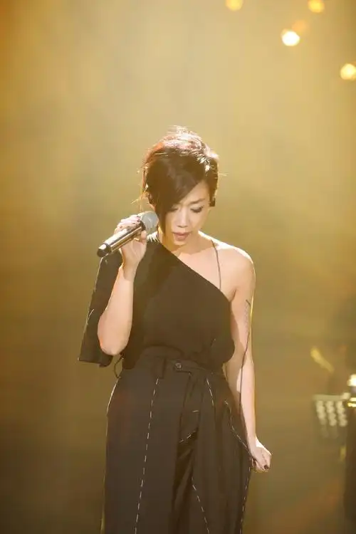 《歌手》林忆莲演绎"高辨识度"歌曲,《我最亲爱的》唱尽伤感忧愁