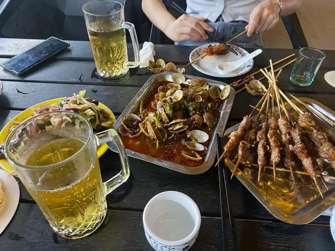 在夏天的某个夜晚和女朋友一起吃烧烤,喝啤酒也太幸福了 #情侣 - 抖音