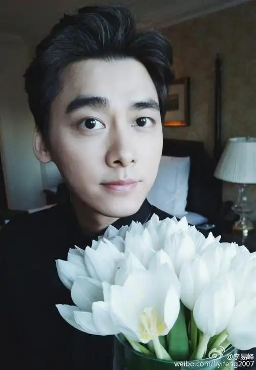 对比一下下另外一张眼神简直是李易峰的翻版,小伙伴们看看像不像啊,还