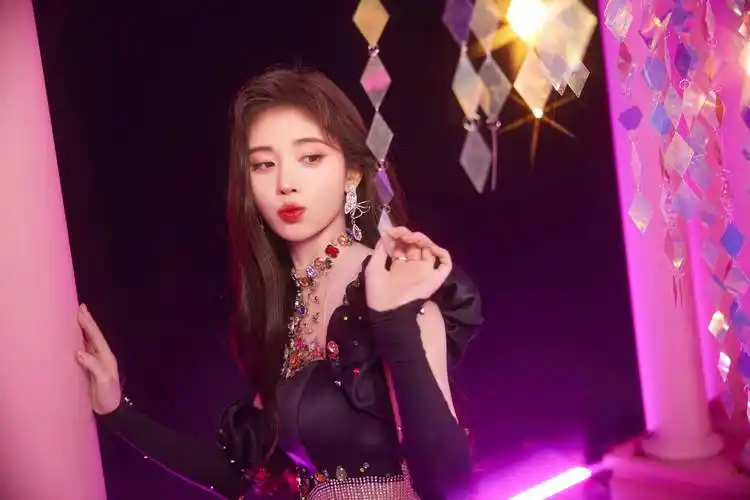 鞠婧祎,化身舞台精灵 聚光灯下闪耀迷人,这双腿自带打光效果,被惊艳到