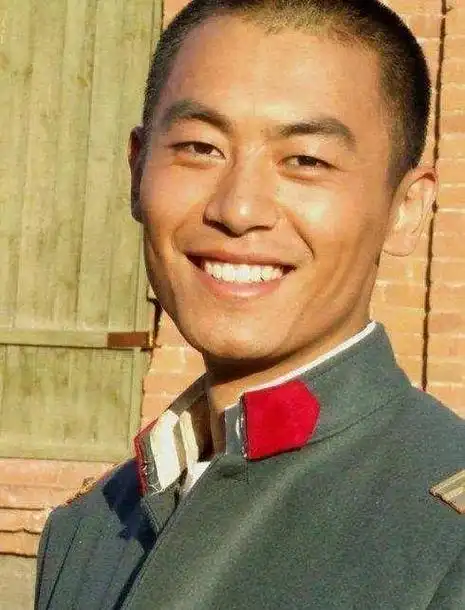 演员朱亚文:娶大1岁沈佳妮,当2个女儿的爸爸也幸福