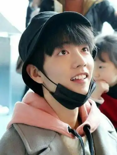 细数之后,肖战戴过的帽子竟有十几款